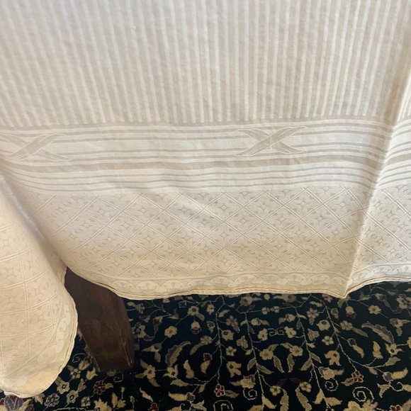 Gorgeous tablecloth w/12 matching napkins - Picture 2 of 4